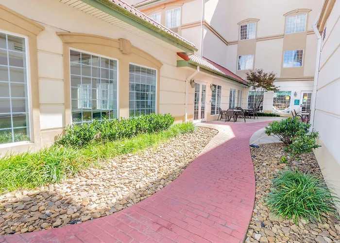 Trip to College La Quinta By Wyndham Bentonville