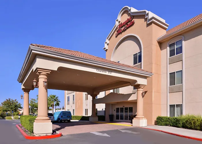 Pet Friendly hotel: Hampton Inn & Suites Woodland-Sacramento Area