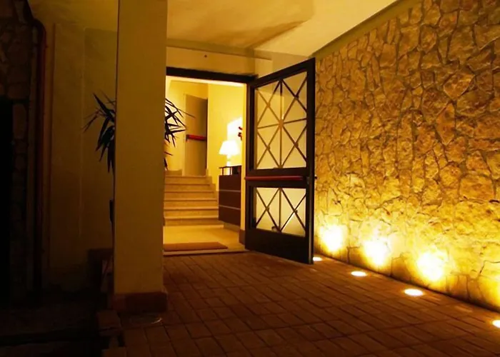 Airport Hotel: The Strand Hotel