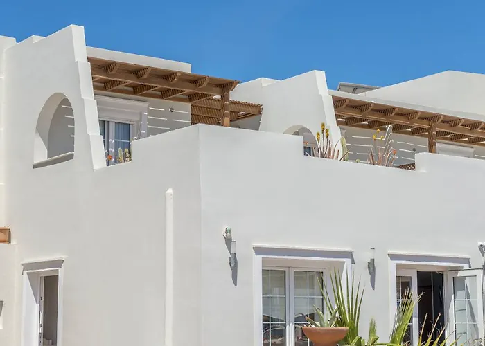 Hotel with pool: Nissaki Beach Hotel