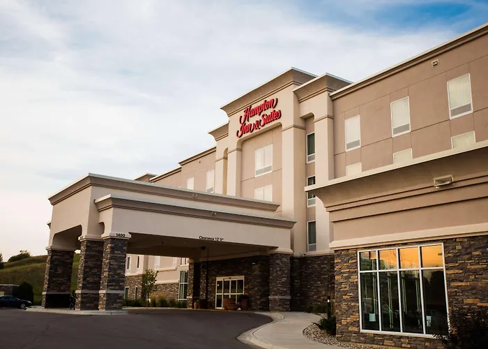 Pet Friendly hotel: Hampton Inn & Suites Minot