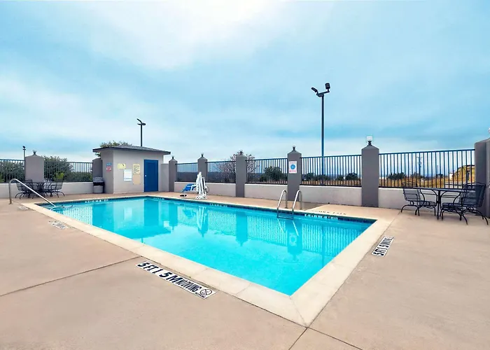 Hotel near College: Motel 6-Marble Falls, Tx