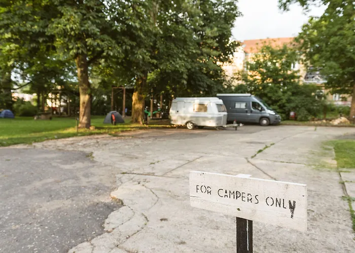 Downtown Forest Hostel & Camping