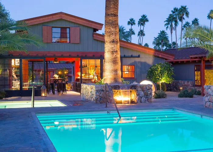 Hotel with pool: Sparrows Lodge