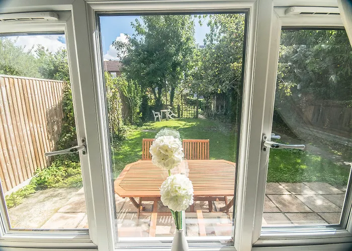 Villa privata: Wimbledon Town Centre Garden Apartment With Private Parking - Sleeps 5