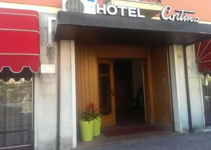 Cheap hotel: Hotel Cortina