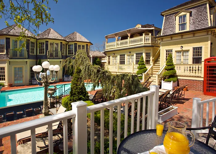 Hotel with pool: Brass Key Guesthouse Adults Only