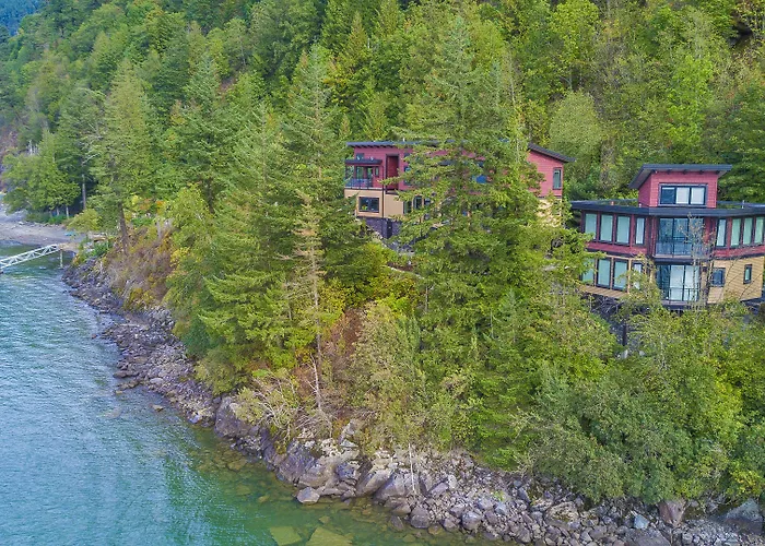 The Lodge On Harrison Lake