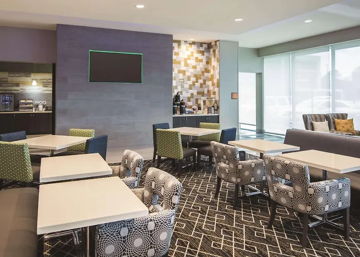 Hotel with view: La Quinta Inn & Suites By Wyndham Atlanta South - Mcdonough