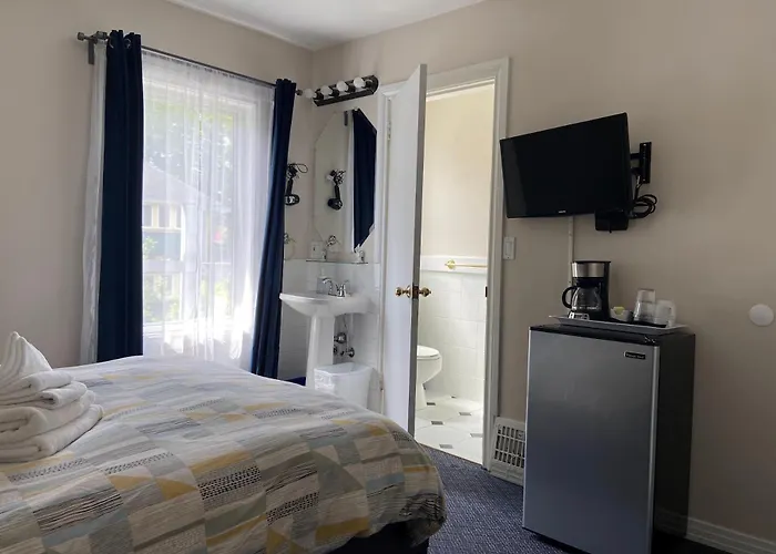 Cheap hotel: Cambie Lodge