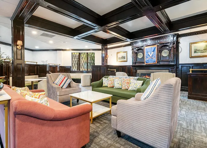 Hotel with pool: The English Inn Of Charlottesville