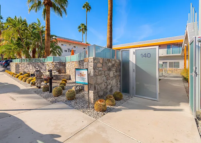 Airport Hotel: The Twist Palm Springs
