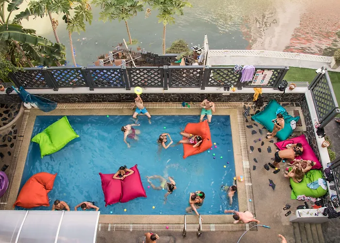 Hotel near College: Mad Monkey Bangkok (Adults Only)