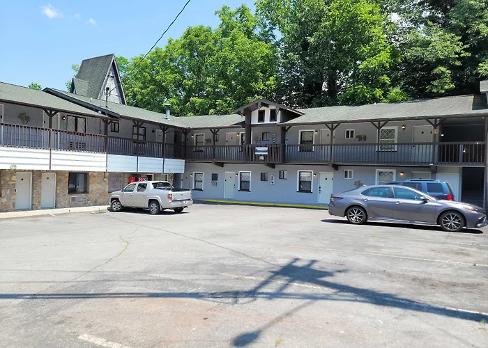 Pet Friendly hotel: Ski Mountain Lodge