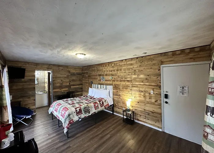 Pet Friendly hotel: Ski Mountain Lodge