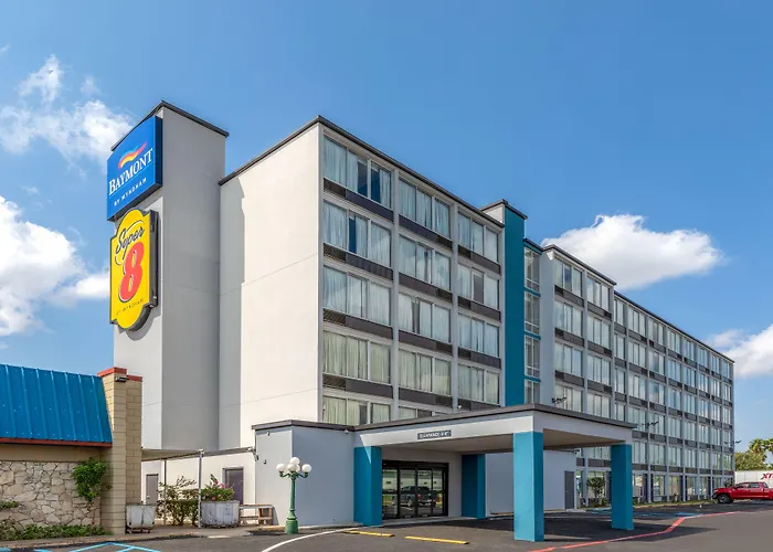 Super 8 By Wyndham Laredo