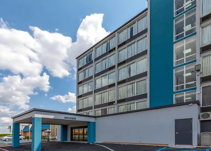 Super 8 By Wyndham Laredo