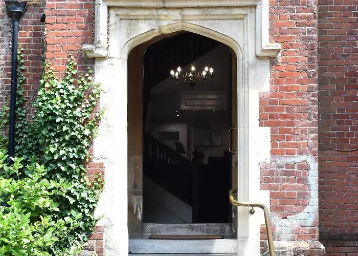 Canterbury Hotel Cottages And Apartment'S