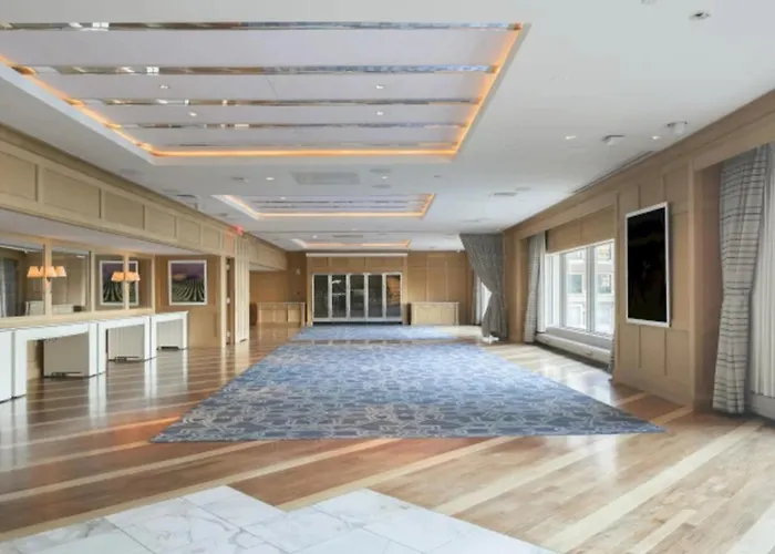 Hotel with view: Boston Harbor Hotel
