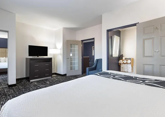 Hotel with view: La Quinta Inn And Suites By Wyndham Paris