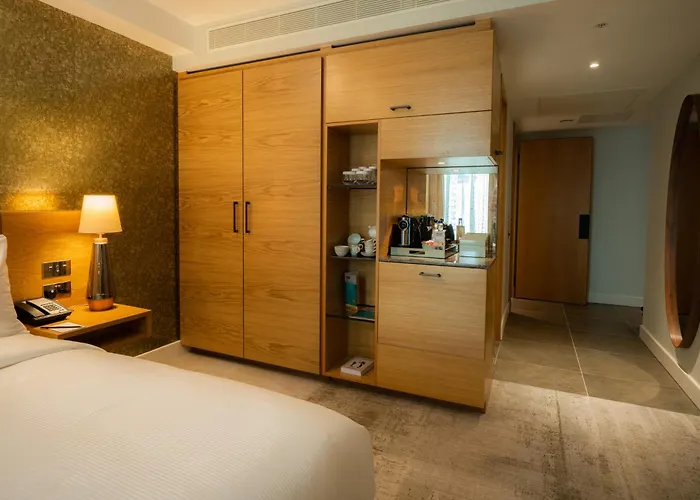 Pet Friendly hotel: Lincoln Plaza Hotel London, Curio Collection By Hilton