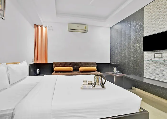 4 star hotel: Super Townhouse Divya Palace