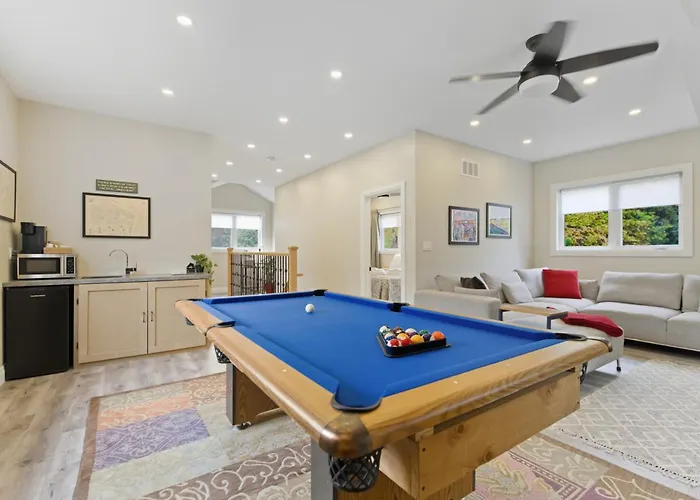 Family Hotel: Redwood Suite In Historic Downtown