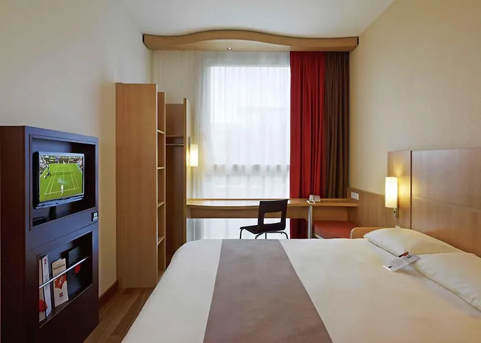 3 star hotel: Ibis Warszawa West Station