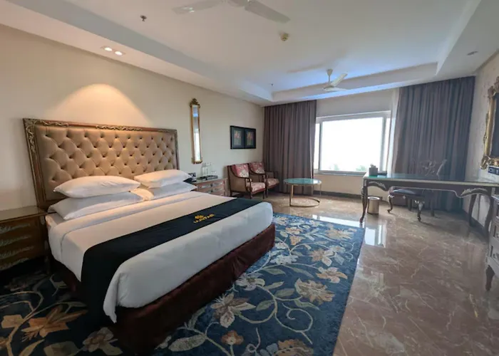 Luxury hotel only: Mayfair Waves