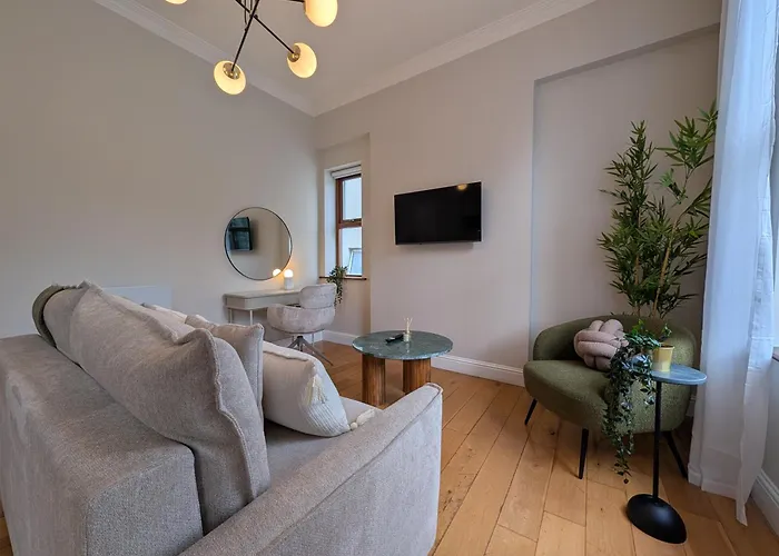 Crawford House - Scholarlee Living Apartments