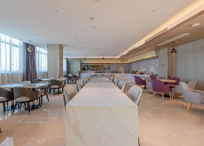 Lavande International Hotel Guangzhou Baiyun International Airport Branch - Free Shuttle Bus To Guangzhou Baiyun International Airport & Free Deliver Service To Canton Fair Complex During Canton Fair Period