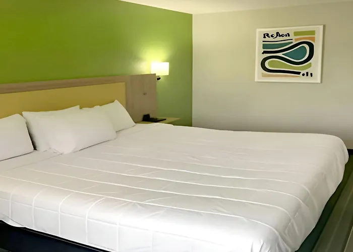 Hotels Close to Airport Super 8 By Wyndham Pittsburgh Pa Airport-University Area