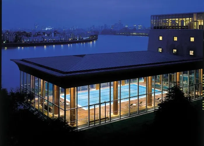 Canary Riverside Plaza Hotel