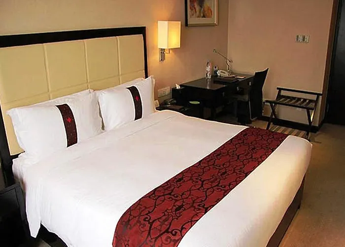 Central hotel: Lee Gardens Hotel Shanghai
