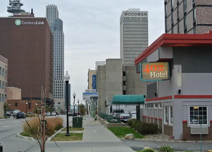 Hotel near College: 402 Hotel