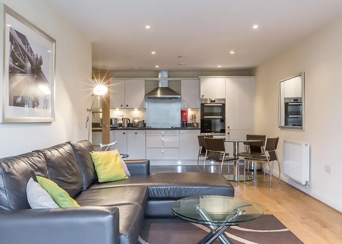 Hotel near College: House Of Fisher - Equinox Place