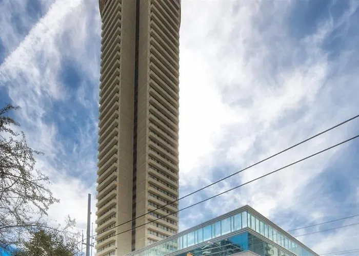 Luxury hotel only: The Empire Landmark Hotel