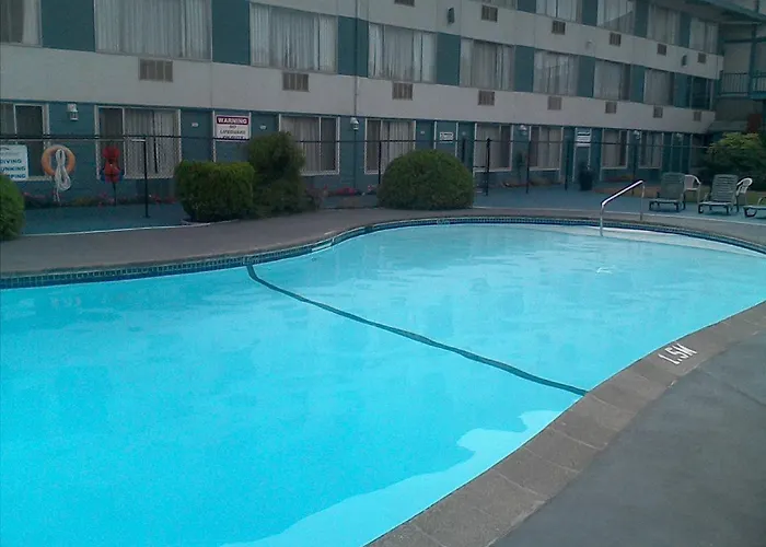 Howard Johnson By Wyndham Nanaimo Harbourside