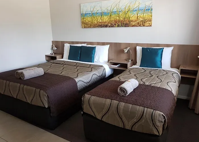 Family Hotel: Main Street Motel