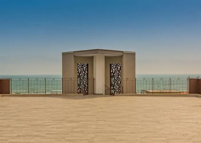 Almaluna Hotel & Resort